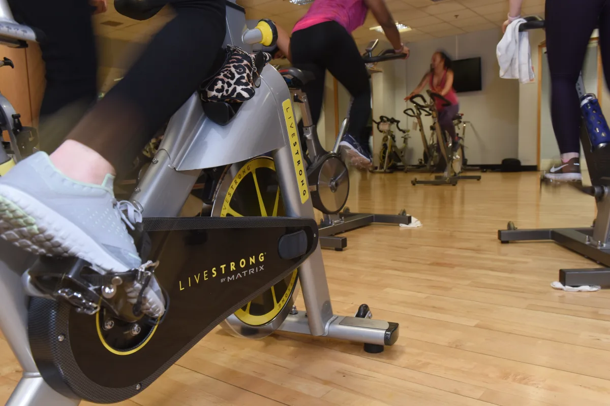 Hoeveel calorieën verbrandt u met spinning: rekenvoorbeeld per gewicht